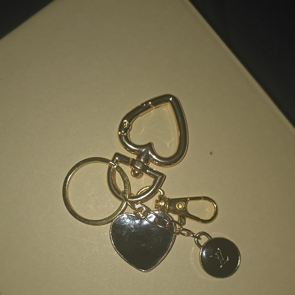 Gold and Black Heart Keychain With LV Charm - Picture 4 of 5